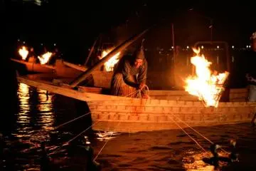 Luring the sweetfish with fire (Photo: Inuyama City)