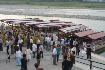 Passengers boarding the dinner show boats (Photo: PPF)