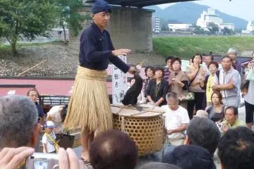 Traditional cormorant fisherman explains his craft to the crowds (Photo: PPF)