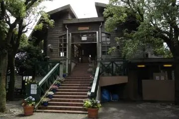 Nicely rustic look to the park's office (Photo: <a href="http://photozou.jp/photo/show/155301/23486627" target="_blank" rel="noreferrer noopener nofollow">じぇいなす / CC BY-ND 2.5</a>)