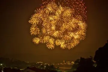 전에 불꽃놀이는 복잡하고 아름다웠다