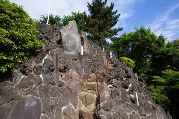Tanjakan curam di Fuji-zuka Kuil Shinagawa