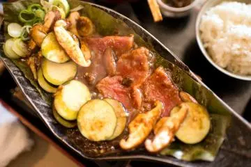Bœuf d'Hida et miso sur feuille de magnolia - Izumisaka, Gujo.