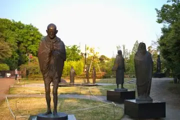 Philosophers of the Tetsugakudo Park (Photo: <a href="https://commons.wikimedia.org/wiki/File:Garden_of_Philosophy,_Tetsugakudo_Park(Philosophy_Hall_Park)_-_%E5%93%B2%E5%AD%A6%E3%81%AE%E5%BA%AD,_%E5%93%B2%E5%AD%A6%E5%A0%82%E5%85%AC%E5%9C%92_-_panoramio_(1).jpg" target="_blank" rel="noreferrer noopener nofollow">Carbonium</a> / <a href="https://creativecommons.org/licenses/by/3.0/" target="_blank" rel="noreferrer noopener nofollow">CC BY 3.0</a>)