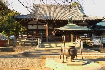 Baishoin Temple (Photo: <a href="https://commons.wikimedia.org/wiki/File:Araisan-Baishoin-Yakuo-ji_Temple(Mt._Arai_Ume-illuminate-temple_Medicene-king_Temple)_-_%E6%96%B0%E4%BA%95%E5%B1%B1%E6%A2%85%E7%85%A7%E9%99%A2%E8%96%AC%E7%8E%8B%E5%AF%BA_-_panoramio_(3).jpg" target="_blank" rel="noreferrer noopener nofollow">Carbonium</a> / <a href="https://creativecommons.org/licenses/by/3.0/" target="_blank" rel="noreferrer noopener nofollow">CC BY 3.0</a>)