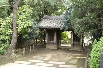 Tetsurimon Gate housing a tengu goblin and ghost...