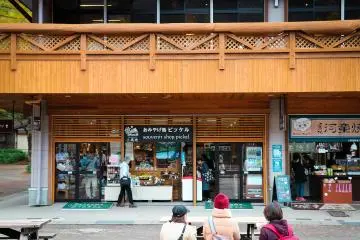 บริเวณสะพานกับปะมีร้านอาหารและร้านขายของที่ระลึก