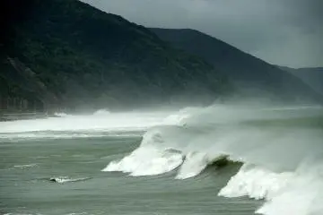 Typhoon-hit waves off of Hyogo (Photo: <a href="https://commons.wikimedia.org/wiki/File:Typhoon_Talas_waves_near_Minamiawaji-shi,_Hyogo_Prefecture,_Japan_2.jpg" target="_blank" rel="noreferrer noopener nofollow">Stephen Wheeler</a> / <a href="https://creativecommons.org/licenses/by/2.0/" target="_blank" rel="noreferrer noopener nofollow">CC BY 2.0</a>)