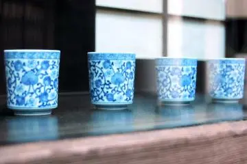 Blue china cups are some of the delightful surprises in the Antique District of Kyoto (Photo: <a href="http://www.flickr.com/photos/39544313@N07/4566361152/in/photolist-7XvN5G" target="_blank" rel="noreferrer noopener nofollow">Yari Simone Prete</a>)