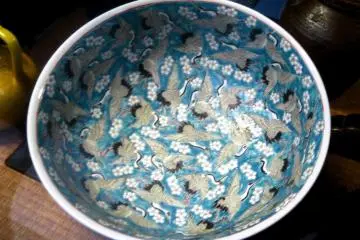 Birds are a traditional part of ceramic design in Japan (Photo: <a href="http://www.flickr.com/photos/35456406@N00/1569003493/in/photolist-3oDy5n-3oJ6hy-4Wkf25-7XvMqh-7XvMX3-7XvMFy-7Xszca-7XvN5G" target="_blank" rel="noreferrer noopener nofollow">Naomi Ibuki</a>)