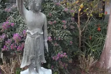 An unusual statue