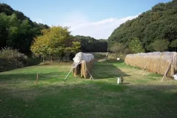 Noyamakita-Rokudoyama Park, Musashimurayama City (Photo: <a href="https://commons.wikimedia.org/wiki/File:Satoyamaminkah.JPG" target="_blank" rel="noreferrer noopener nofollow">four horsemen</a> / <a href="https://creativecommons.org/licenses/by-sa/3.0/deed.en" target="_blank" rel="noreferrer noopener nofollow">CC BY-SA 3.0</a>)