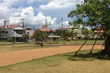 <p>There's a running path along the perimeter of the park and several other trails like this one that lead through the center of the park</p>
