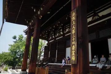 <p>ศาสนาพุทธเผยแพร่มาจากประเทศจีน การเขียนในวัดใช้ภาษาจีนเป็นหลัก</p>