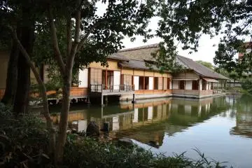 Le bâtiment principal et la vue sur le lac du jardin Yokokan