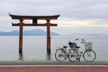 Les vélos garés devant le torii flottant au sanctuaire Shirahige-jinja