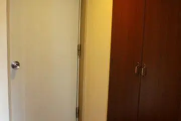 방 입구 문과 옷장은 바로 붙어 있다.