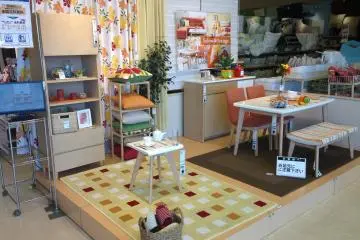 <p>3I really like the displays which are so attactive that I want to sit in them, but I'm certain that sign disallows that</p>
