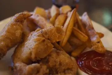 <p>amazing beer batter fish &amp; chips using local fish</p>