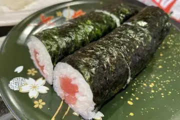Tekka maki can be ordered on the computer screen