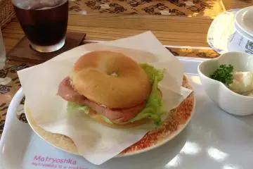<p>ชุดมื้อกลางวันพร้อมขนมปังสาเก</p>