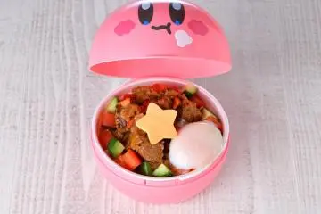 Kirby Loco Moco rice bowl (Photo: <a href="https://kirbycafe.jp/tokyo/" target="_blank" rel="noreferrer noopener nofollow">Kirby Cafe TOKYO</a>)