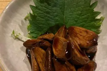Grilled garlic with soy sauce