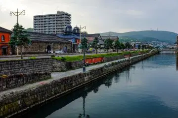 The Otaru canal can be enjoyed year round. Heavy snow covers the region in winter, almost freezing the canal over.