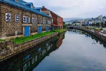 The beautiful warehouses reflecting off the canal create a nostalgic atmosphere during the day