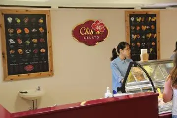 Gambar-gambar beraneka warna pada papan tulis imitasi di Chibana Gelato memberitahukan semua rasa yang ada, meskipun hanya 10 rasa yang selalu tersedia