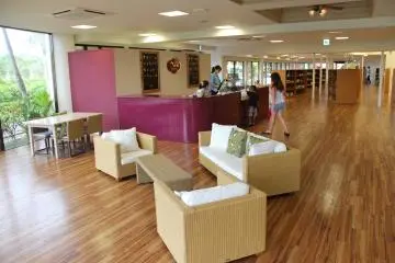 Chibana Gelato terletak di dalam Partnership Shop and Cafe di Kebun Botani Tenggara, Kota Okinawa; semua yang ada di sini bersih, modern, dan terawat dengan baik