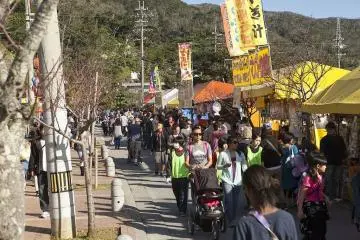 Plenty of food booths are available (Photo: <a href="https://commons.wikimedia.org/wiki/File:Nago_celebrates_52nd_annual_Cherry_Blossom_Festival_140125-M-ZH183-308.jpg" target="_blank" rel="noreferrer noopener nofollow">Cpl. Natalie Rostran</a> / Public Domain)