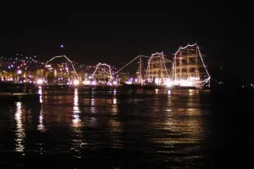 The tall ships are illuminated at night (Photo: <a href="https://www.flickr.com/photos/8819274@N04/2670377313/" target="_blank" rel="noreferrer noopener nofollow">Marufish</a> / <a href="https://creativecommons.org/licenses/by-sa/2.0/" target="_blank" rel="noreferrer noopener nofollow">CC BY-SA 2.0</a>)