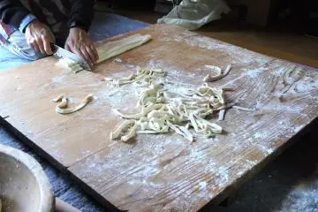 Cutting the noodles