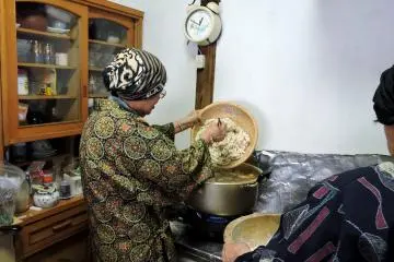 Adding the noodles to the soup
