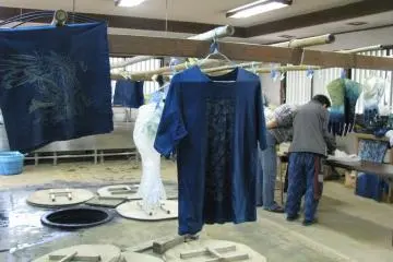 Indigo dyeing at Nihon Minkaen