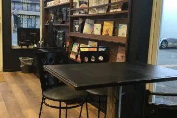 The cafe where you can eat in and charge your mobile devices at the counter