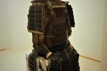 Baju zirah samurai yang dipajang