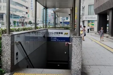 <p>Shareo menghitung dengan parkir yang masuk utama terletak di pintu masuk Barat , dekat Memorial Perdamaian.</p>
