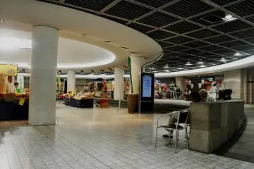 <p>Plaza sentral Shareo biasanya memiliki pasar yang menawarkan produk yang beragam. Kadang-kadang , ada acara dan pameran di sana.</p>

