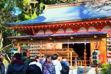 People worshipping (Photo: 瀧 由里加)