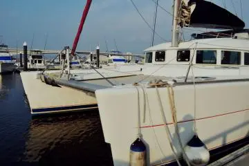เป็นเรือ catamaran ไฮคลาส ซึ่งนั่งได้สิบสองคน