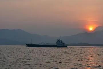 เรือของเราแล่นผ่านเรือลำใหญ่ๆ และเรือนักท่องเที่ยว
