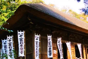 The main temple building with thatched roof (Photo: Yurika Taki)