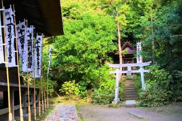 A small shrine in the temple grounds