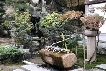 Une fontaine dans le sanctuaire Kibitsu