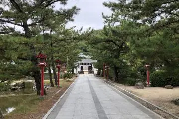 En arrivant au sanctuaire Kibitsuhiko