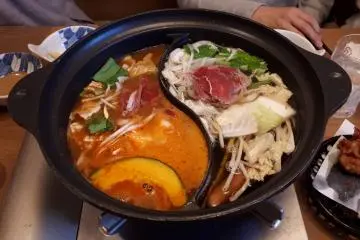 Twin flavoured dipping pots for the shabu-shabu course