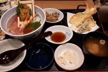 A Winter Seafood Bowl set