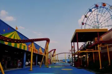In the amusement park you will find a large ferris wheel, a small roller coaster and other mechanical rides.